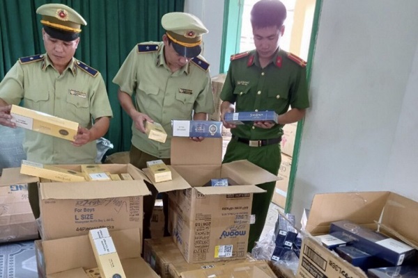 Lực lượng quản lý thị trường và Công an huyện Tuy Anh, tỉnh Phú Yến kiểm tra số thuốc lá thu giữ được
