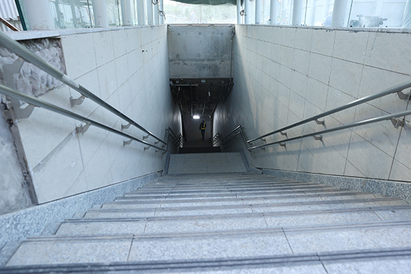 Cầu thang dẫn xuống tầng hầm B1 tại ga Ba Son