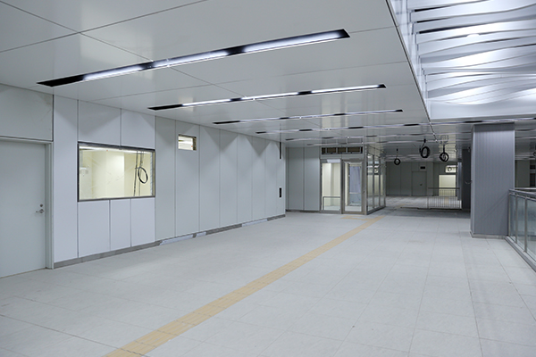 Tầng 1 gồm các trang thiết bị phục vụ hành khách, phòng hướng dẫn thông tin cho hành khách.