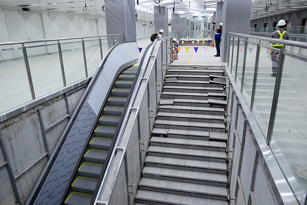 Ngoài ra, hành khách có thể di chuyển bằng thang bộ và thang cuốn được đặt tại 2 đầu tầng hầm.