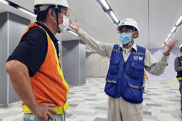 Hai chuyên gia người Nhật trao đổi về công việc ngay tại tầng hầm B1
