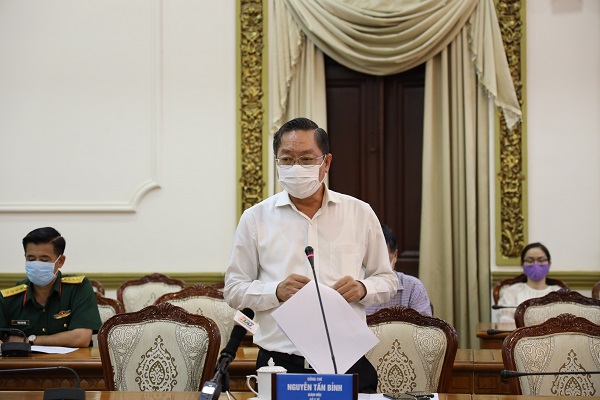 Ông Nguyễn Tấn Bỉnh, Giám đốc Sở Y tế TP.HCM báo cáo tại buổi họp ngày 27/5