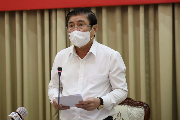 Ông Nguyễn Thành Phong, Chủ tịch UBND TP.HCM báo cáo tại buổi họp ngày 29/5