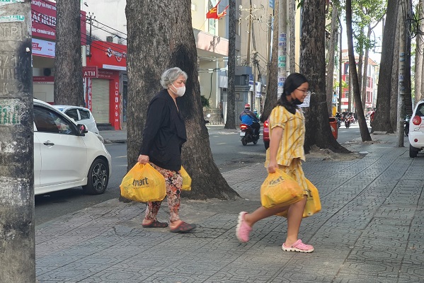 Người dân đi mua đồ về trên đường Trần Quang Khải, quận 1. (Ảnh: Lê Toàn)