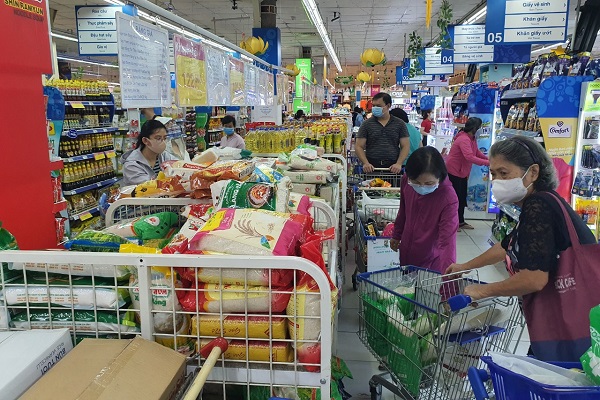 Người dân tập trung đi mua đồ trong siêu thị trước khi Thành phố thực hiện giãn cách. (Ảnh: Lê Toàn)
