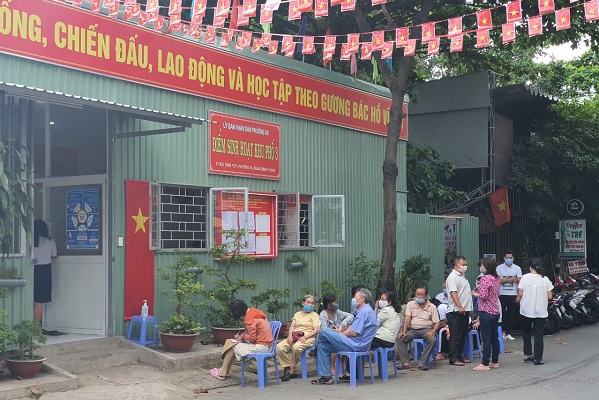 Người dân tranh thủ đi làm căn cước công dân tại đường Bùi Đình Túy, quận Bình Thạnh (Ảnh: Lê Toàn)