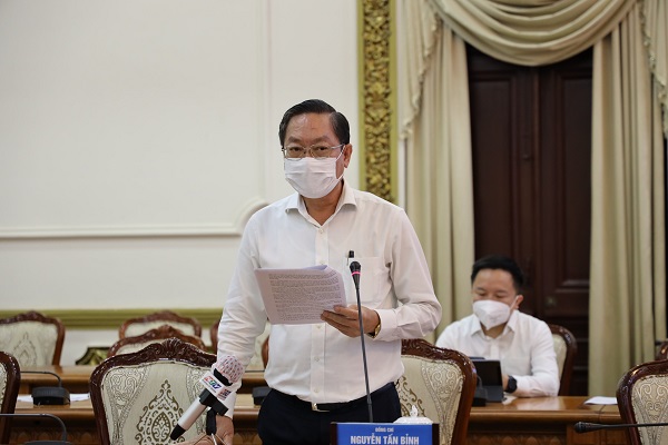 Ông Nguyễn Tấn Bỉnh, Giám đốc Sở Y tế TP.HCM báo cáo tại buổi họp ngày 14/6