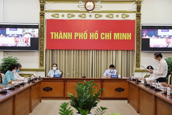 Ông Nguyễn Tấn Bỉnh, Giám đốc Sở Y tế TP.HCM báo cáo tại buổi họp 
