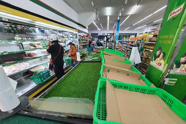 Do lượng lớn người dân đi mua cùng một lúc nên mặt hàng rau xanh tại các cửa hàng Bách hóa Xanh “cháy hàng”. (Ảnh: Lê Toàn)