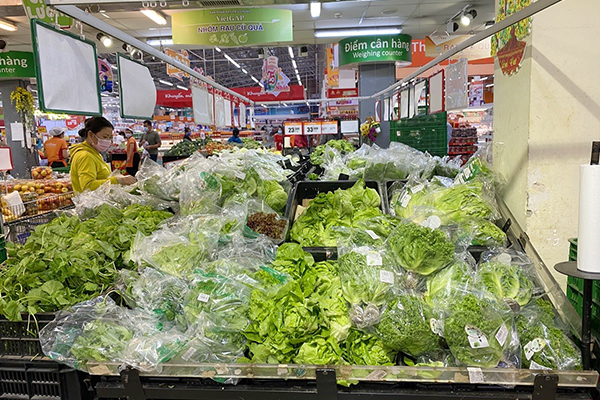 Rau xanh ở siêu thị Co.opXtra Linh Trung (TP.Thủ Đức) dồi dào, giá không tăng.