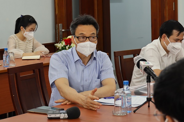 Phó Thủ tướng Vũ Đức Đam trao đổi với lãnh đạo Công ty CP Việt Nam Kỹ nghệ Súc sản (Vissan). (Ảnh: TTBC)