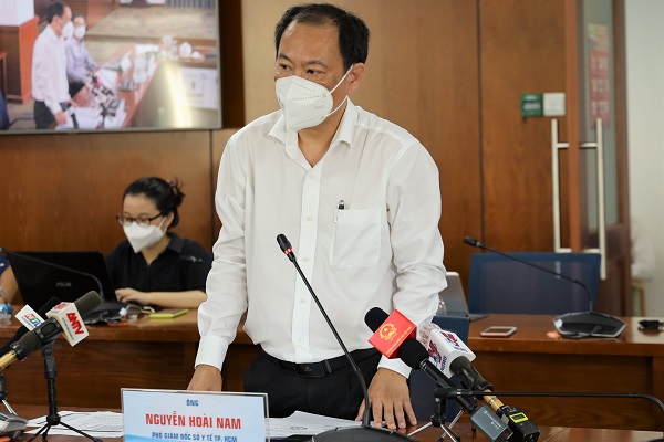 Ông Nguyễn Hoài Nam, Phó giám đốc Sở Y tế TP.HCM thông tin tại buổi họp