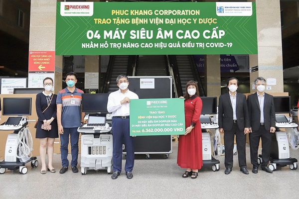 Đại diện Phuc Khang Corporation trao tặng 4 máy siêu âm cho Bệnh viện ĐHYD TP Hồ Chí Minh với tổng giá trị hơn 6,3 tỷ đồng