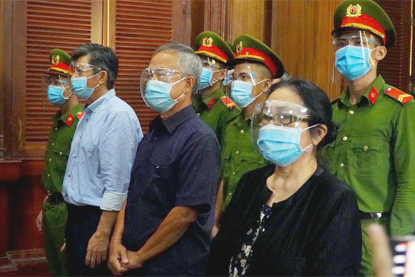 Bị cáo Nguyễn Thành Tài (ở giữa) và Dương Thị Bạch Diệp tại phòng xét xử ngày 16/11
