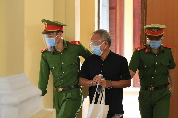 Bị cáo Nguyễn Thành Tài được dẫn giải đến tòa sáng ngày 18/11