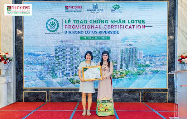 Chủ tịch Hội đồng công trình xanh Việt Nam (bên trái) trao chứng nhận Lotus Provisional Certification cho bà Lưu Thị Thanh Mẫu (bên phải), CEO Phuc Khang Corporation.