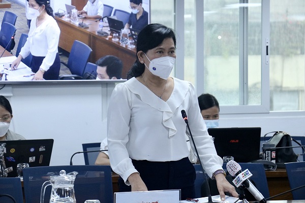 Bà Nguyễn Thị Huỳnh Mai, Chánh Văn phòng Sở Y tế TP.HCM thông tin tại buổi họp