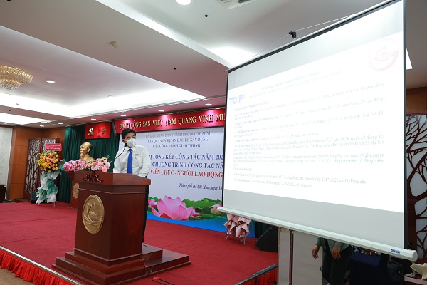 Ông Lương Minh Phúc, Giám đốc Ban Giao thông báo cáo tại Hội nghị