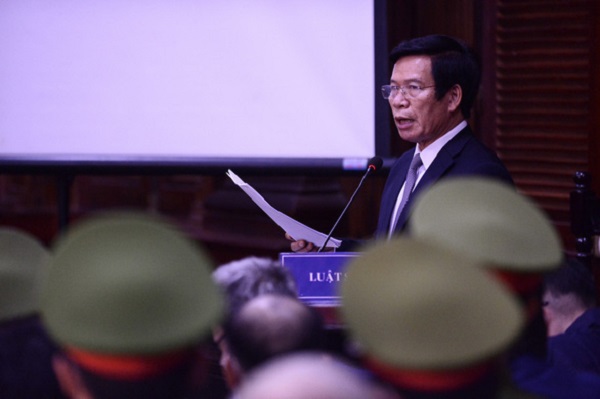 Luật sư Trần Văn Sự bào chữa cho ông Tất Thành Cang tại tòa. (Ảnh: Quang Định)