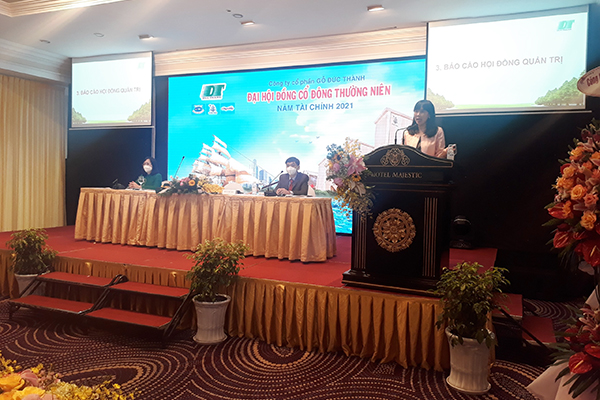 Bà Lê Hải Liễu, Chủ tịch HĐQT Công ty CP Gỗ Đức Thành thông tin tại Đại hội