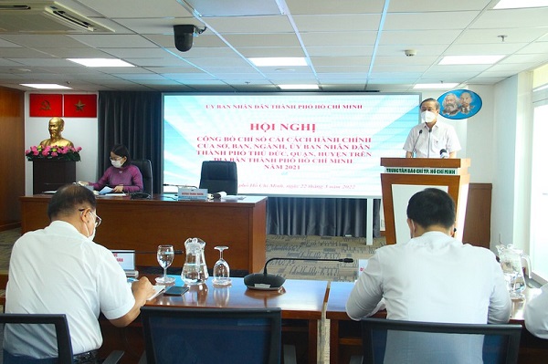 Ông Huỳnh Thanh Nhân, Giám đốc Sở Nội vụ TP.HCM thông tin tại buổi họp báo