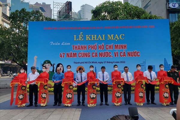 Đại biểu thực hiện nghi thức cắt băng khai mạc triển lãm