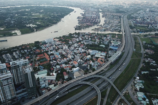 Hệ thống giao thông liên vùng tại TP.HCM ngày càng hoàn thiện, thúc đẩy trao đổi hàng hóa, vận tải hành khách...