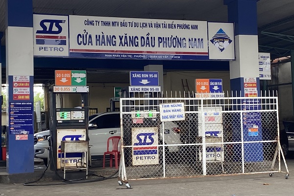 Một số cây xăng tại TP.HCM vẫn trong tình trạng ngưng hoặc bán xăng nhỏ giọt (Ảnh: Hoài Sương)