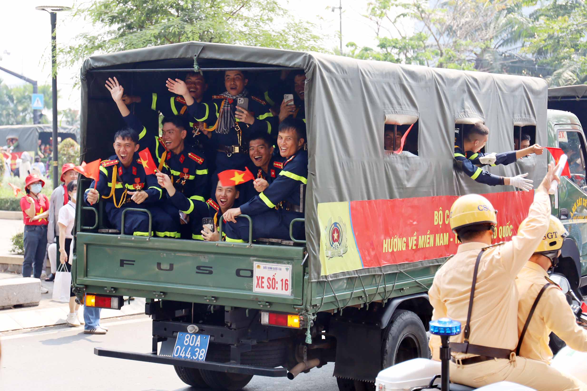 một ngày không chỉ của nghi lễ, mà còn là ngày người dân và người lính chạm vào trái tim nhau – bằng sự cảm thông, lòng tự hào và một tình yêu quê hương nồng nàn.