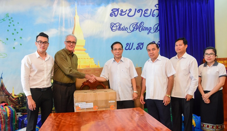 Đại diện Furama Reort Đà Nẵng trao quà hỗ trợ đồng bào bị ảnh hưởng sự cố vỡ đập thủy điện tại Lào cho Đại sứ quán CHDCND Lào tại Đà Nẵng