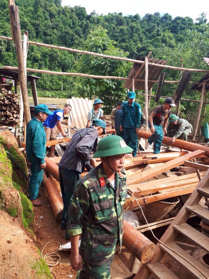 Hình ảnh những ngôi nhà dân tại huyện miền núi Kỳ Sơn, Nghệ An bị lũ cuốn sập khiến nông dân rơi cảnh màn trời chiếu đất