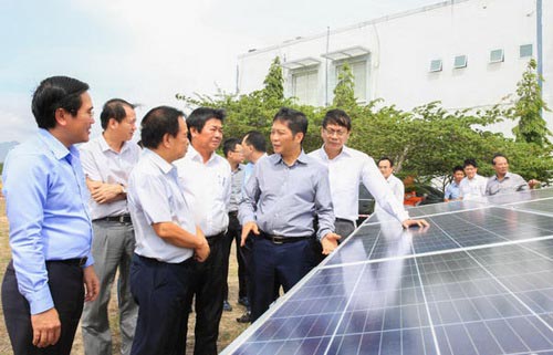 Đoàn lãnh đạo của Bộ công thương thị sát tại Dự án điện mặt trời được xem là lớn nhất Đông Nam Á đặt tại Ninh Thuận