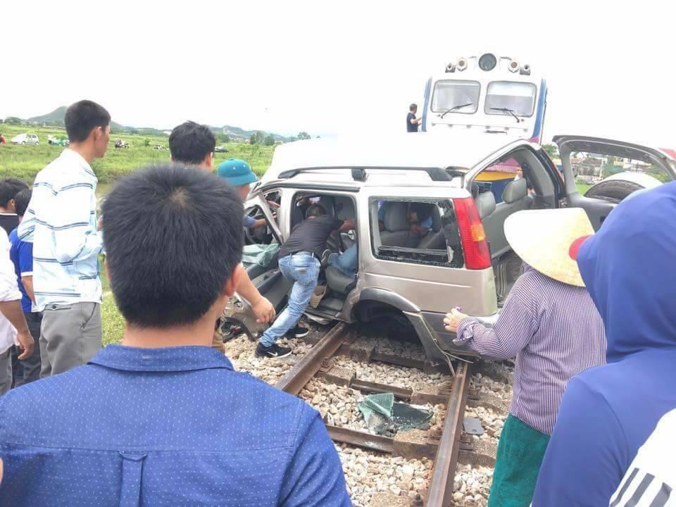 Cú va chạm mạnh đã khiến tàu hỏa kéo lê chiếc ô tô con gần 1km, khiến 2 người tử vong tại chỗ, 2 người bị thương rất nặng