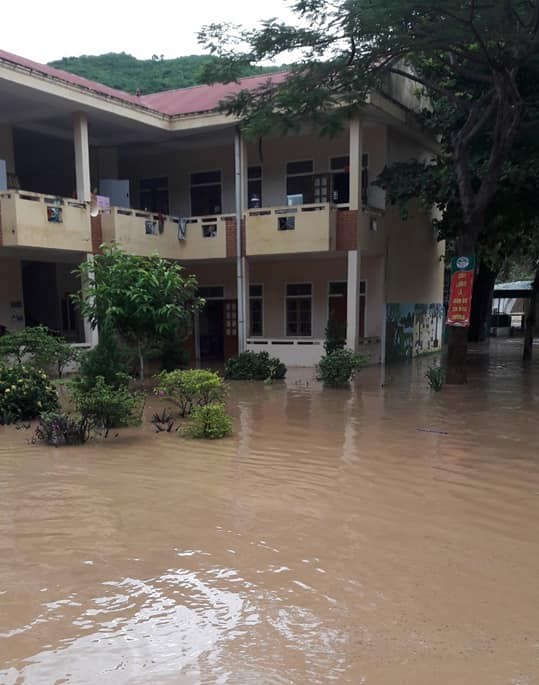 Rất nhiều nhà dân, cơ quan hành chính tại huyện Tương Dương bị nước lũ bao vây