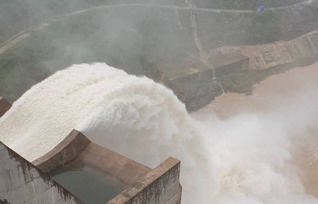 Hệ thống thủy điện Bản Vẽ xả lũ với lưu lượng lớn nhất trong lịch sử, các nhà máy thủy điện hứng dòng phải đồng loạt xả theo khiến Nghệ An đang rơi cảnh ngập sâu trên diện rộng