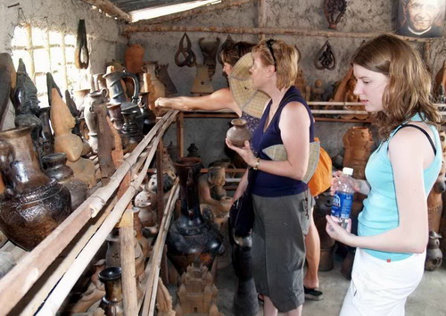 Khách Du lịch tham quan gian hàng Gốm Bàu Trúc tại Ninh Thuận