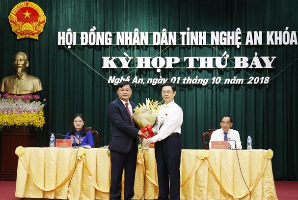 Đồng chí Nguyễn Xuân Sơn, Phó Bí thư Thường trực Tỉnh ủy, Chủ tịch HĐND tỉnh Nghệ An chúc mừng đồng chí Thái Thanh Quý.