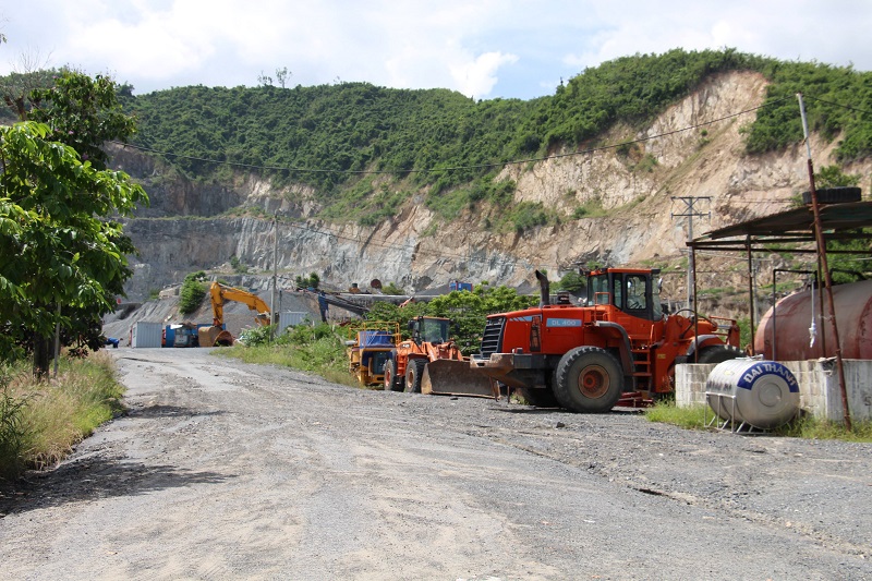 Mặc dù không chưa được cơ quan chức năng đồng tình nhưng công ty khai thác đá Hòn Thị đã bất chấp quy định khai thác khoáng sản trong một thời gian dài phi pháp
