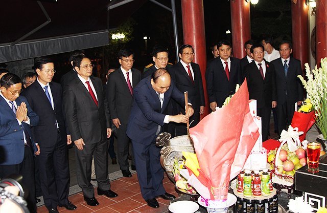 Thủ tướng Chính phủ cùng lãnh đạo bộ ngành Trung ương và địa phương dâng hương trước lúc tổ chức Lễ kỷ niệm 50 chiến thắng Truông Bồn