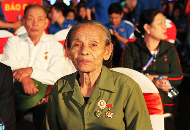 Nhân chứng Trần Thị Thông, Tiểu đội 2 năm xưa cũng có mặt tại sự kiện nhằm gửi lời tri ân đến đồng đội...