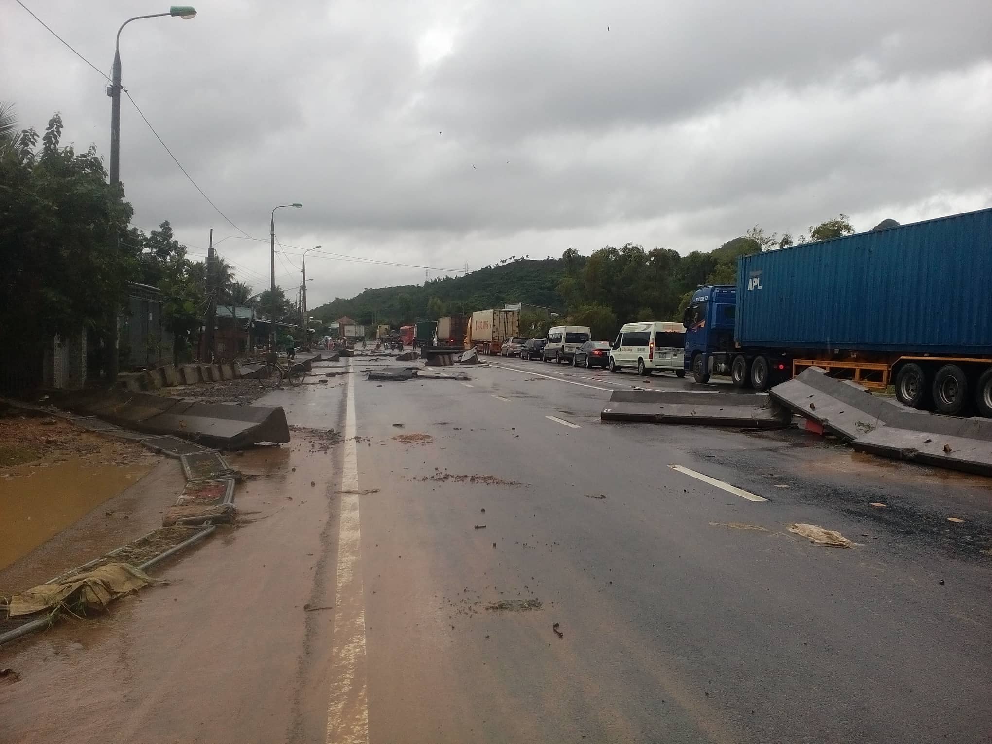 Lũ quét gây hư hỏng nặng tại tuyến quốc lộ 1A đoạn qua tỉnh Khánh Hòa
