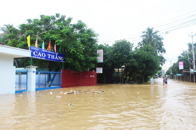 Hàng chục ngàn học sinh tại TP Nha Trang phải nghỉ học vì ngập lũ cục bộ