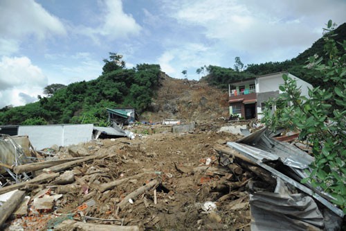 Vệt sạt lở núi kéo dài cuốn theo đất đá đã vùi lấp hàng chục hộ dân TP Nha Trang