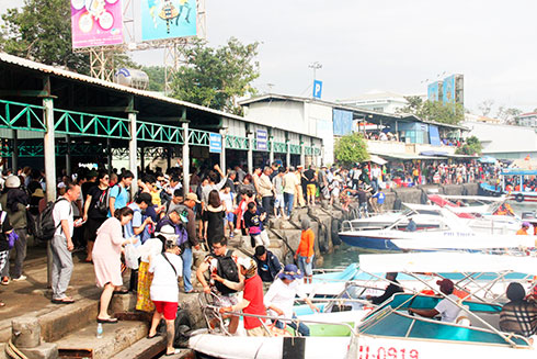 Việc buông lỏng quản lý về dịch vụ du lịch trên Vịnh Nha Trang đang gây nhiều bức xúc cho người dân, doanh nghiệp địa phương và kể cả khách du lịch
