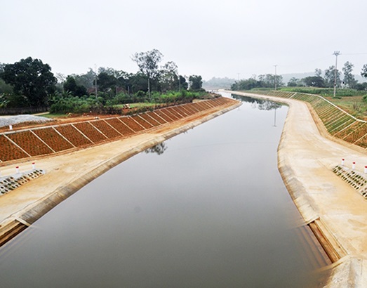 Dự án Kênh thủy lợi lớn nhất Hà Tĩnh hoàn thành đúng tiến độ giúp giải quyết tình trạng nước tưới cho hàng ngàn ha đất nông nghiệp của các huyện Vũ Quang, Đức Thọ...