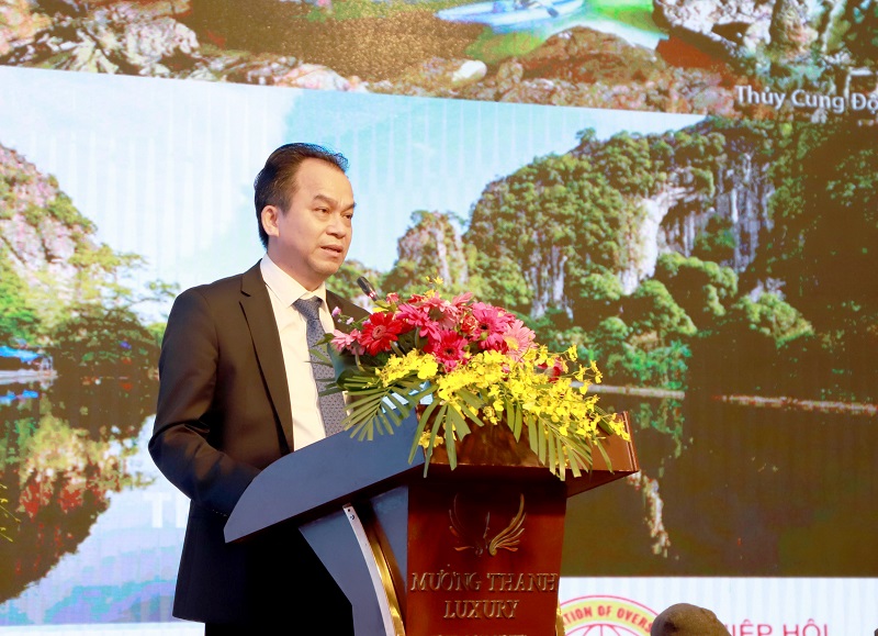 Ông Nguyễn Công Chính - Chi hội trưởng Chi hội doanh nhân Việt Nam ở nước ngoài khu vực Bắc Trung bộ trình bày chương trình hoạt động của chi hội.