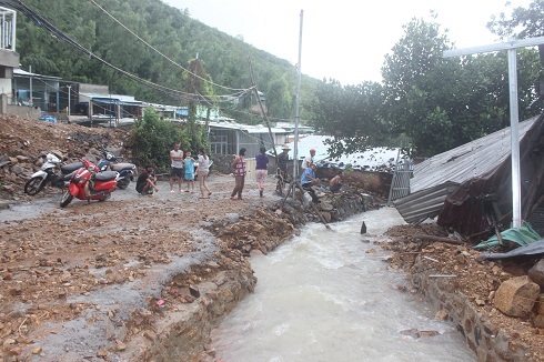 Tình trạng mưa lớn, kéo nguồn nước trên núi đang đe dọa tới hàng trăm hộ dân sống trên các vách núi thuộc TP Nha Trang. Ảnh VG