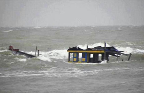 Vụ chìm tàu trên biển tại Nghệ An may mắn cứu sống được 7 ngư dân, còn toàn bộ tài sản cùng tàu cá bị nhấn chìm xuống biển. Ảnh minh họa