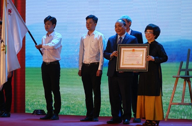 Thay mặt lãnh đạo Đảng, Nhà nước, Thủ tướng Chính phủ Nguyễn Xuân Phúc đã trao Huân chương Lao động hạng Nhì cho Công ty CP thực phẩm sữa TH