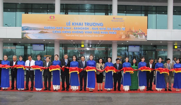 Lãnh đạo Bộ ngành cùng với chính quyền địa phương, doanh nghiệp cắt băng khai trương đường bay thẳng Vinh - Bangkok (Thái Lan)